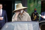 Weesp 26 mei 2021
Koningin Maxima bezoekt de firma Smit&zoon die dit jaar 200 jaar bestaan. Maxima draagt mondkapje en een nieuwe armband die ze van haar man Koning Willem Alexander heeft gehad voor haar 50e verjaardag.