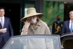 Weesp 26 mei 2021
Koningin Maxima bezoekt de firma Smit&zoon die dit jaar 200 jaar bestaan. Maxima draagt mondkapje en een nieuwe armband die ze van haar man Koning Willem Alexander heeft gehad voor haar 50e verjaardag.