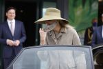 Weesp 26 mei 2021
Koningin Maxima bezoekt de firma Smit&zoon die dit jaar 200 jaar bestaan. Maxima draagt mondkapje en een nieuwe armband die ze van haar man Koning Willem Alexander heeft gehad voor haar 50e verjaardag.