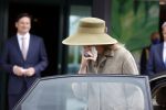 Weesp 26 mei 2021
Koningin Maxima bezoekt de firma Smit&zoon die dit jaar 200 jaar bestaan. Maxima draagt mondkapje en een nieuwe armband die ze van haar man Koning Willem Alexander heeft gehad voor haar 50e verjaardag.
