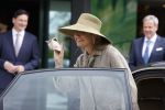 Weesp 26 mei 2021
Koningin Maxima bezoekt de firma Smit&zoon die dit jaar 200 jaar bestaan. Maxima draagt mondkapje en een nieuwe armband die ze van haar man Koning Willem Alexander heeft gehad voor haar 50e verjaardag.
