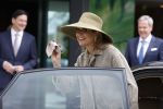Weesp 26 mei 2021
Koningin Maxima bezoekt de firma Smit&zoon die dit jaar 200 jaar bestaan. Maxima draagt mondkapje en een nieuwe armband die ze van haar man Koning Willem Alexander heeft gehad voor haar 50e verjaardag.
