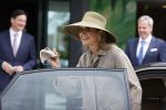 Weesp 26 mei 2021
Koningin Maxima bezoekt de firma Smit&zoon die dit jaar 200 jaar bestaan. Maxima draagt mondkapje en een nieuwe armband die ze van haar man Koning Willem Alexander heeft gehad voor haar 50e verjaardag.