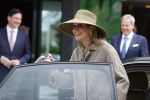 Weesp 26 mei 2021
Koningin Maxima bezoekt de firma Smit&zoon die dit jaar 200 jaar bestaan. Maxima draagt mondkapje en een nieuwe armband die ze van haar man Koning Willem Alexander heeft gehad voor haar 50e verjaardag.