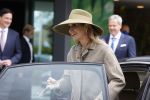 Weesp 26 mei 2021
Koningin Maxima bezoekt de firma Smit&zoon die dit jaar 200 jaar bestaan. Maxima draagt mondkapje en een nieuwe armband die ze van haar man Koning Willem Alexander heeft gehad voor haar 50e verjaardag.