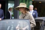 Weesp 26 mei 2021
Koningin Maxima bezoekt de firma Smit&zoon die dit jaar 200 jaar bestaan. Maxima draagt mondkapje en een nieuwe armband die ze van haar man Koning Willem Alexander heeft gehad voor haar 50e verjaardag.
