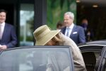 Weesp 26 mei 2021
Koningin Maxima bezoekt de firma Smit&zoon die dit jaar 200 jaar bestaan. Maxima draagt mondkapje en een nieuwe armband die ze van haar man Koning Willem Alexander heeft gehad voor haar 50e verjaardag.