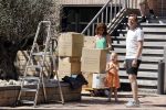 Noordwijk 31 mei en 1 juni 2021
Het nieuwe huis van Martien en Erica Meiland. Ze verhuizen vanuit Hengelo naar Noordwijk.
Aanwezig Martien Meiland Erica Meiland Maxime Meiland met dochter Claire en partner Leroy Molkenboer Montana Meiland met vrien Dirk Hoogstraten. Ook broer Jaap meiland en zijn vrouw Evelien helpen mee.