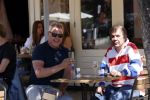 Amsterdam 31 mei 2021
Maarten Spanjer en Rijk de Gooijer jr drinken drankje op terras.