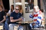 Amsterdam 31 mei 2021
Maarten Spanjer en Rijk de Gooijer jr drinken drankje op terras.