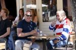 Amsterdam 31 mei 2021
Maarten Spanjer en Rijk de Gooijer jr drinken drankje op terras.