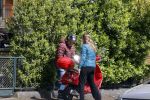 Amsterdam 21 mei 2021
Martijn Krabbe met zijn vrouw Deborah op zijn vespa scooter