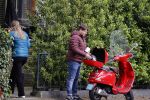 Amsterdam 21 mei 2021
Martijn Krabbe met zijn vrouw Deborah op zijn vespa scooter