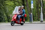 Amsterdam 21 mei 2021
Martijn Krabbe met zijn vrouw Deborah op zijn vespa scooter