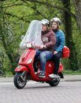 Amsterdam 21 mei 2021
Martijn Krabbe met zijn vrouw Deborah op zijn vespa scooter
