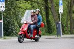 Amsterdam 21 mei 2021
Martijn Krabbe met zijn vrouw Deborah op zijn vespa scooter