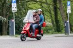 Amsterdam 21 mei 2021
Martijn Krabbe met zijn vrouw Deborah op zijn vespa scooter