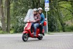 Amsterdam 21 mei 2021
Martijn Krabbe met zijn vrouw Deborah op zijn vespa scooter