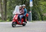 Amsterdam 21 mei 2021
Martijn Krabbe met zijn vrouw Deborah op zijn vespa scooter