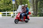 Amsterdam 21 mei 2021
Martijn Krabbe met zijn vrouw Deborah op zijn vespa scooter