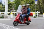 Amsterdam 21 mei 2021
Martijn Krabbe met zijn vrouw Deborah op zijn vespa scooter