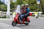 Amsterdam 21 mei 2021
Martijn Krabbe met zijn vrouw Deborah op zijn vespa scooter