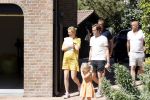 Noordwijk 31 mei en 1 juni 2021
Het nieuwe huis van Martien en Erica Meiland. Ze verhuizen vanuit Hengelo naar Noordwijk.
Aanwezig Martien Meiland Erica Meiland Maxime Meiland met dochter Claire en partner Leroy Molkenboer Montana Meiland met vrien Dirk Hoogstraten. Ook broer Jaap meiland en zijn vrouw Evelien helpen mee.
