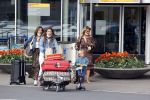 Schiphol 21 mei 2021
Monique Westenberg zoontje Andre Hazes jr en twee vriendinnen arriveren op schiphol na een vakantie op ibiza.
Haar vader komt ze halen .