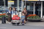 Schiphol 21 mei 2021
Monique Westenberg zoontje Andre Hazes jr en twee vriendinnen arriveren op schiphol na een vakantie op ibiza.
Haar vader komt ze halen .