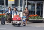 Schiphol 21 mei 2021
Monique Westenberg zoontje Andre Hazes jr en twee vriendinnen arriveren op schiphol na een vakantie op ibiza.
Haar vader komt ze halen .