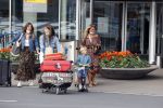 Schiphol 21 mei 2021
Monique Westenberg zoontje Andre Hazes jr en twee vriendinnen arriveren op schiphol na een vakantie op ibiza.
Haar vader komt ze halen .