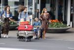 Schiphol 21 mei 2021
Monique Westenberg zoontje Andre Hazes jr en twee vriendinnen arriveren op schiphol na een vakantie op ibiza.
Haar vader komt ze halen .