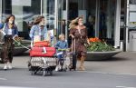 Schiphol 21 mei 2021
Monique Westenberg zoontje Andre Hazes jr en twee vriendinnen arriveren op schiphol na een vakantie op ibiza.
Haar vader komt ze halen .