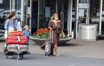 Schiphol 21 mei 2021
Monique Westenberg zoontje Andre Hazes jr en twee vriendinnen arriveren op schiphol na een vakantie op ibiza.
Haar vader komt ze halen .