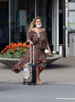 Schiphol 21 mei 2021
Monique Westenberg zoontje Andre Hazes jr en twee vriendinnen arriveren op schiphol na een vakantie op ibiza.
Haar vader komt ze halen .