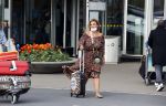 Schiphol 21 mei 2021
Monique Westenberg zoontje Andre Hazes jr en twee vriendinnen arriveren op schiphol na een vakantie op ibiza.
Haar vader komt ze halen .