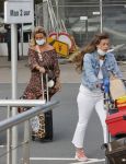 Schiphol 21 mei 2021
Monique Westenberg zoontje Andre Hazes jr en twee vriendinnen arriveren op schiphol na een vakantie op ibiza.
Haar vader komt ze halen .