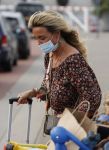 Schiphol 21 mei 2021
Monique Westenberg zoontje Andre Hazes jr en twee vriendinnen arriveren op schiphol na een vakantie op ibiza.
Haar vader komt ze halen .