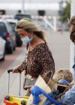 Schiphol 21 mei 2021
Monique Westenberg zoontje Andre Hazes jr en twee vriendinnen arriveren op schiphol na een vakantie op ibiza.
Haar vader komt ze halen .