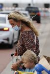 Schiphol 21 mei 2021
Monique Westenberg zoontje Andre Hazes jr en twee vriendinnen arriveren op schiphol na een vakantie op ibiza.
Haar vader komt ze halen .