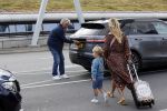Schiphol 21 mei 2021
Monique Westenberg zoontje Andre Hazes jr en twee vriendinnen arriveren op schiphol na een vakantie op ibiza.
Haar vader komt ze halen .