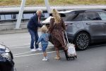 Schiphol 21 mei 2021
Monique Westenberg zoontje Andre Hazes jr en twee vriendinnen arriveren op schiphol na een vakantie op ibiza.
Haar vader komt ze halen .