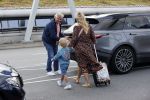 Schiphol 21 mei 2021
Monique Westenberg zoontje Andre Hazes jr en twee vriendinnen arriveren op schiphol na een vakantie op ibiza.
Haar vader komt ze halen .