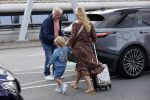 Schiphol 21 mei 2021
Monique Westenberg zoontje Andre Hazes jr en twee vriendinnen arriveren op schiphol na een vakantie op ibiza.
Haar vader komt ze halen .