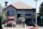 Noordwijk 1 juni 2021
Kensington gitarist Niles Vandenberg en zijn vriendin bij hun huis dat verkocht is aan Martien Meiland. Hier liepen ze nog 1 keer door hun oude huis .