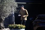 Noordwijk 1 juni 2021
Kensington gitarist Niles Vandenberg en zijn vriendin bij hun huis dat verkocht is aan Martien Meiland. Hier liepen ze nog 1 keer door hun oude huis .