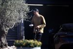 Noordwijk 1 juni 2021
Kensington gitarist Niles Vandenberg en zijn vriendin bij hun huis dat verkocht is aan Martien Meiland. Hier liepen ze nog 1 keer door hun oude huis .