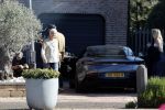 Noordwijk 1 juni 2021
Kensington gitarist Niles Vandenberg en zijn vriendin bij hun huis dat verkocht is aan Martien Meiland. Hier liepen ze nog 1 keer door hun oude huis .