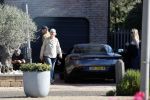 Noordwijk 1 juni 2021
Kensington gitarist Niles Vandenberg en zijn vriendin bij hun huis dat verkocht is aan Martien Meiland. Hier liepen ze nog 1 keer door hun oude huis .