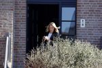 Noordwijk 1 juni 2021
Kensington gitarist Niles Vandenberg en zijn vriendin bij hun huis dat verkocht is aan Martien Meiland. Hier liepen ze nog 1 keer door hun oude huis .